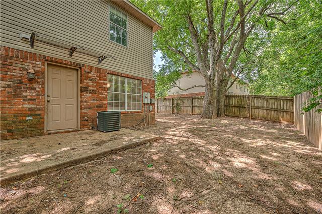 838 W Peachtree Drive, Fayetteville, AR 72703
