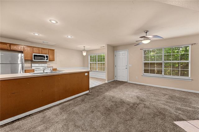 838 W Peachtree Drive, Fayetteville, AR 72703