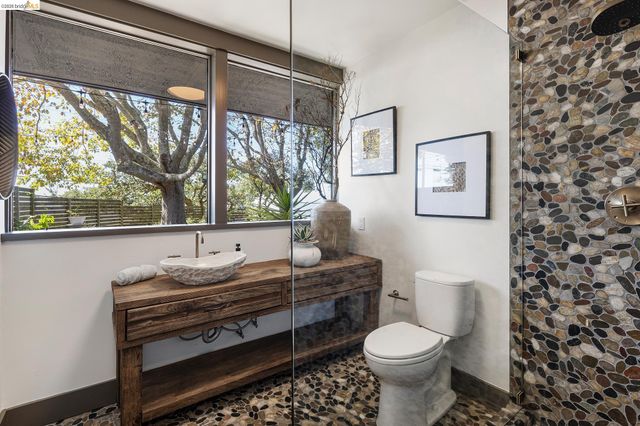 3560 Brunell Dr, Oakland, CA 94602