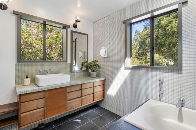 3560 Brunell Dr, Oakland, CA 94602