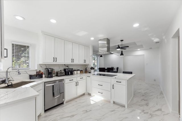 2000 E Branch Hollow Drive, Carrollton, TX 75007