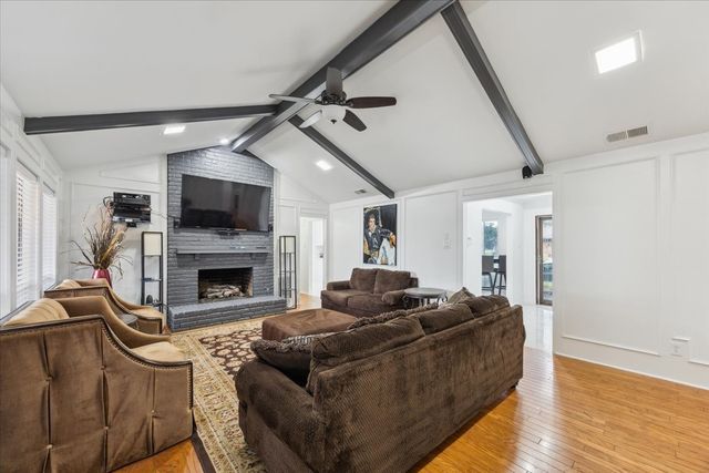 2000 E Branch Hollow Drive, Carrollton, TX 75007