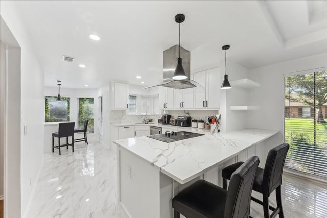 2000 E Branch Hollow Drive, Carrollton, TX 75007