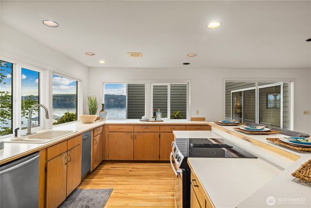 3418 W Lake Sammamish Parkway SE, Bellevue, WA 98008