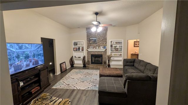 708 Cherokee Drive, Gentry, AR 72734