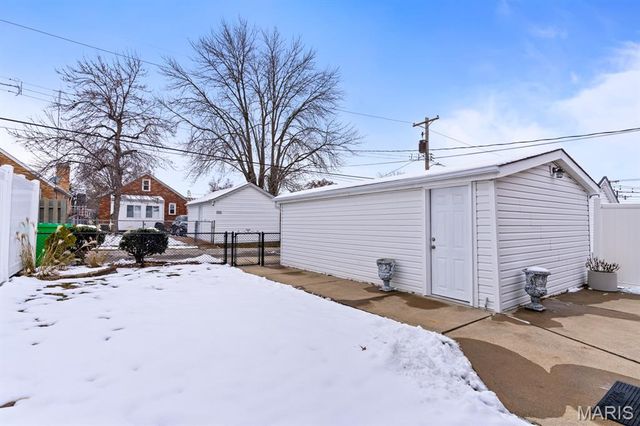 6541 Lindenwood Place, St Louis, MO 63109