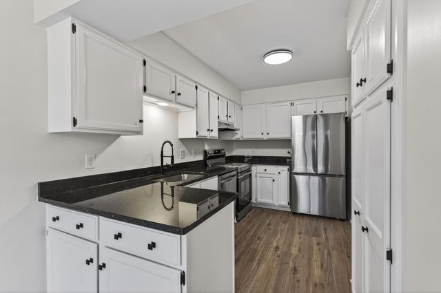 2876 Castleford Court, Woodbury, MN 55125