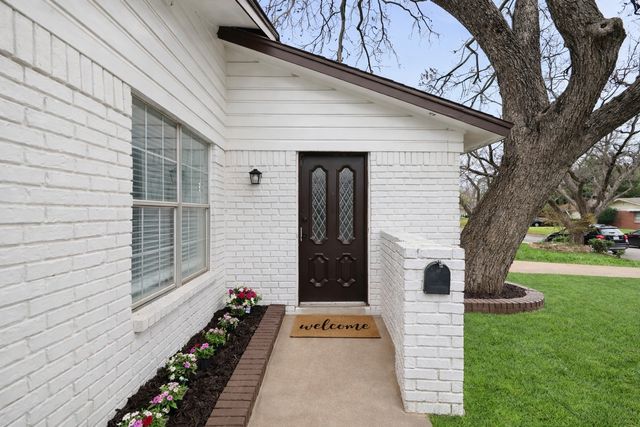 1710 Sylvan Drive, Arlington, TX 76012