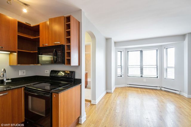 732 W Bittersweet Place 905, Chicago, IL 60613