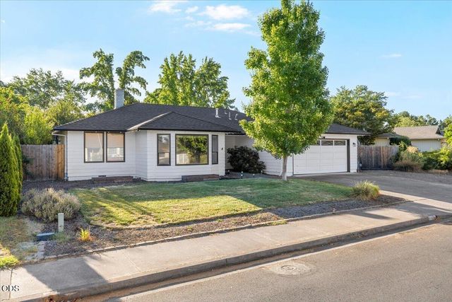 1882 Filmore Drive, Medford, OR 97504