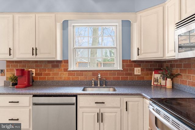 6027 RIDGE FORD DR, Burke, VA 22015