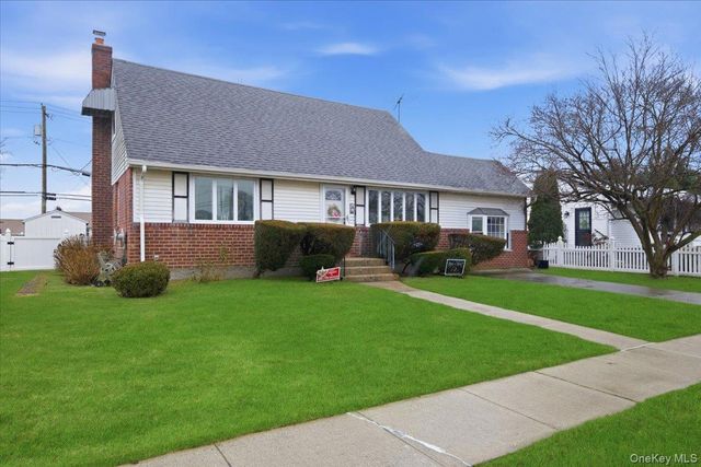 25 Lois Lane, Farmingdale, NY 11735