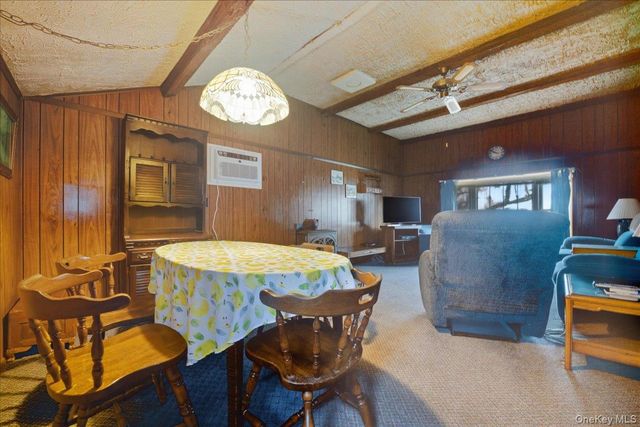 25 Lois Lane, Farmingdale, NY 11735