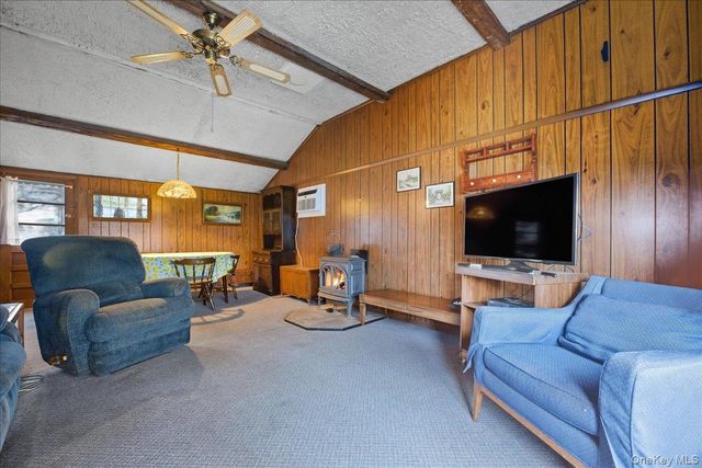 25 Lois Lane, Farmingdale, NY 11735