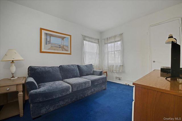 25 Lois Lane, Farmingdale, NY 11735