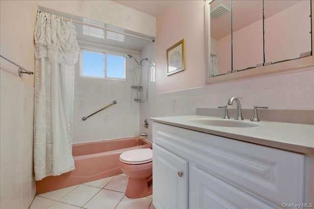 25 Lois Lane, Farmingdale, NY 11735