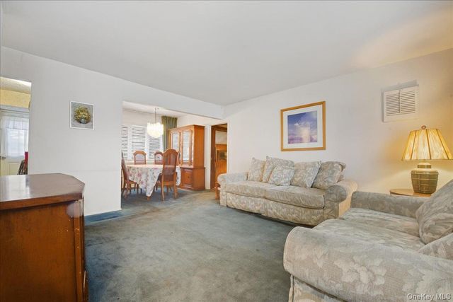 25 Lois Lane, Farmingdale, NY 11735