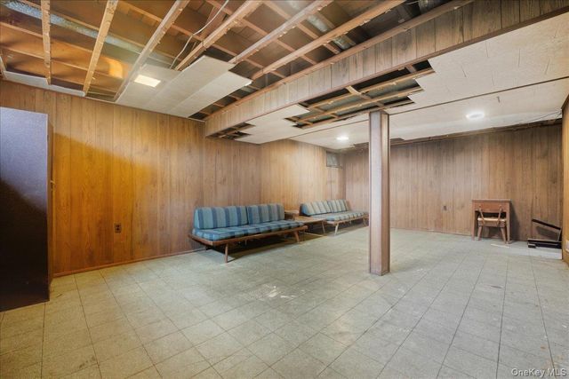 25 Lois Lane, Farmingdale, NY 11735