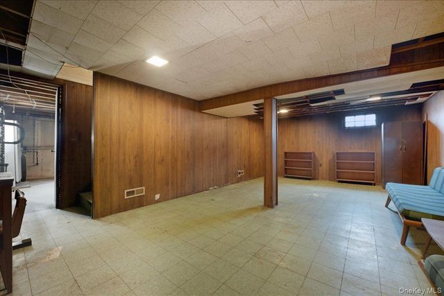 25 Lois Lane, Farmingdale, NY 11735