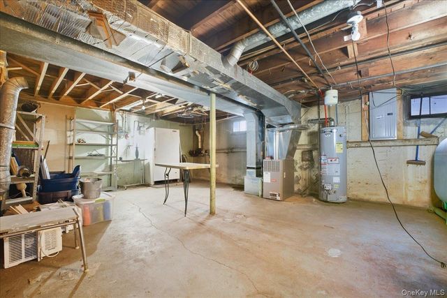 25 Lois Lane, Farmingdale, NY 11735