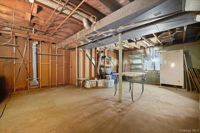 25 Lois Lane, Farmingdale, NY 11735