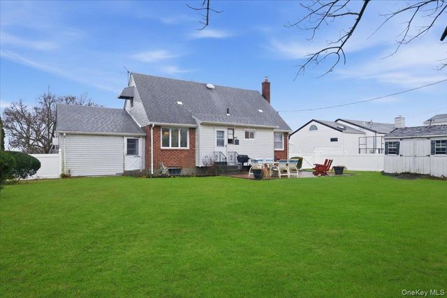 25 Lois Lane, Farmingdale, NY 11735