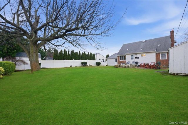 25 Lois Lane, Farmingdale, NY 11735