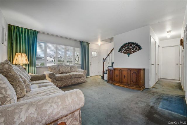 25 Lois Lane, Farmingdale, NY 11735