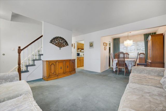 25 Lois Lane, Farmingdale, NY 11735