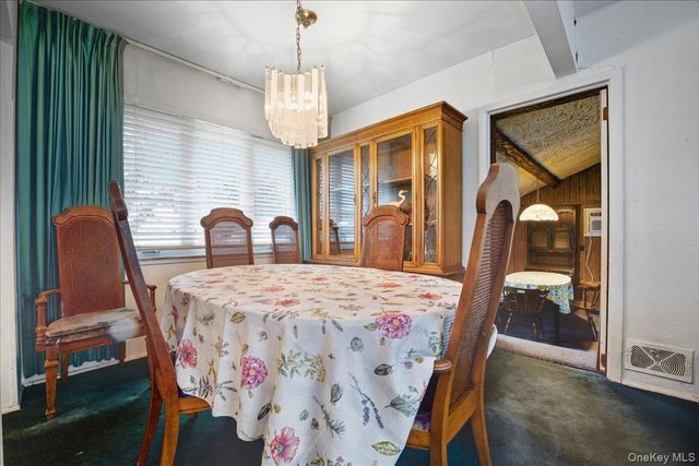 25 Lois Lane, Farmingdale, NY 11735