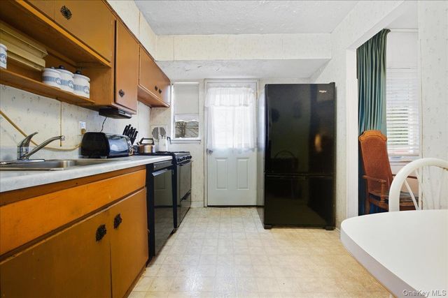 25 Lois Lane, Farmingdale, NY 11735