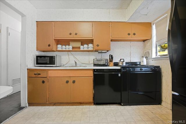 25 Lois Lane, Farmingdale, NY 11735