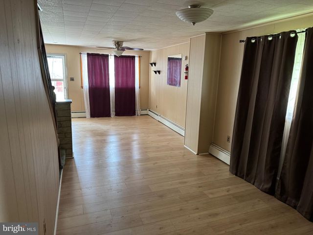 6 W WIGGAN ST, New Philadelphia, PA 17959