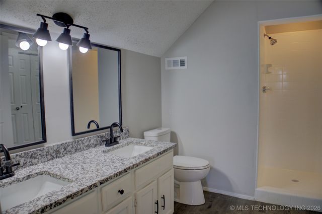 825 W Waco Street, Broken Arrow, OK 74011