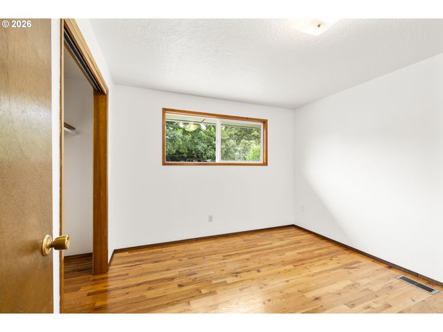 15245 Se MARKET Ct, Portland, OR 97233