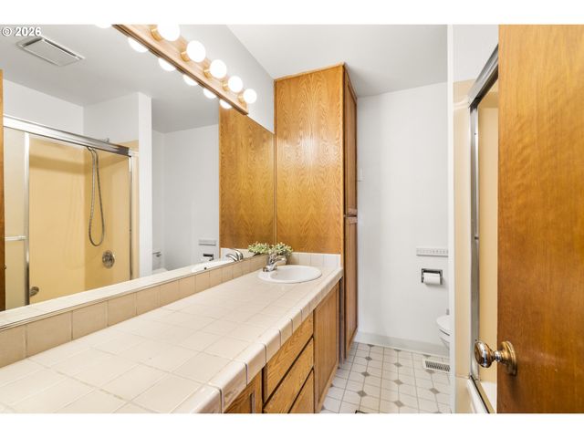 15245 Se MARKET Ct, Portland, OR 97233