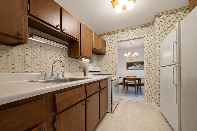 9820 S Pulaski Road 122, Oak Lawn, IL 60453