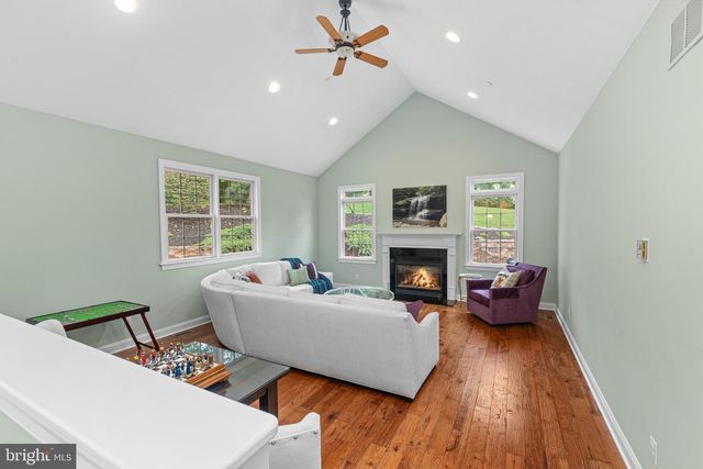 2046 HARMONY LN, Jamison, PA 18929