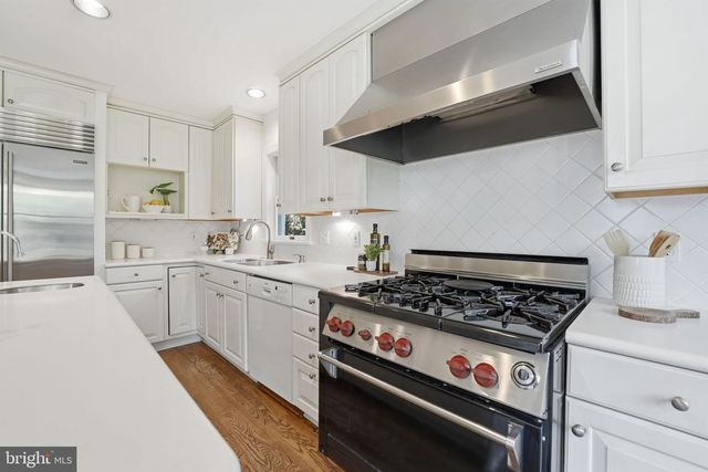 3225 N GLEBE RD, Arlington, VA 22207