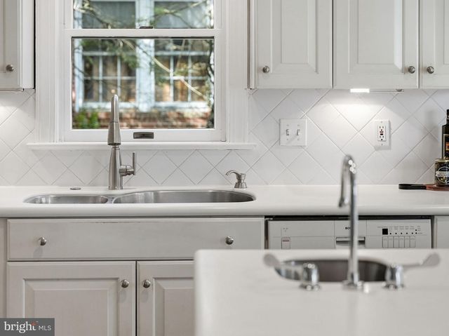 3225 N GLEBE RD, Arlington, VA 22207