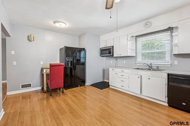 2714 S 60Th Street, Omaha, NE 68106