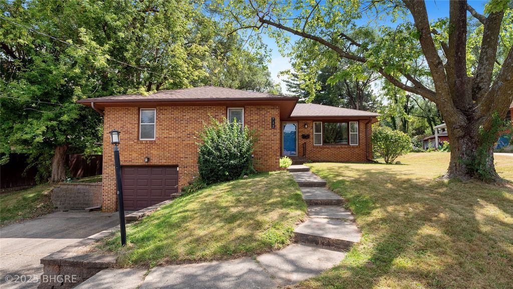 712 Clegg Road, West Des Moines, IA 50265