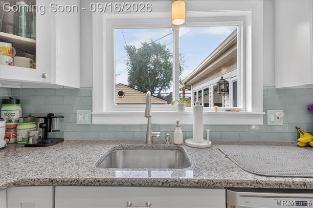 1037 W Selfridge Boulevard, Clawson, MI 48017