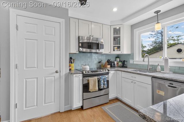 1037 W Selfridge Boulevard, Clawson, MI 48017