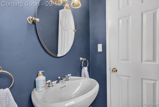 1037 W Selfridge Boulevard, Clawson, MI 48017