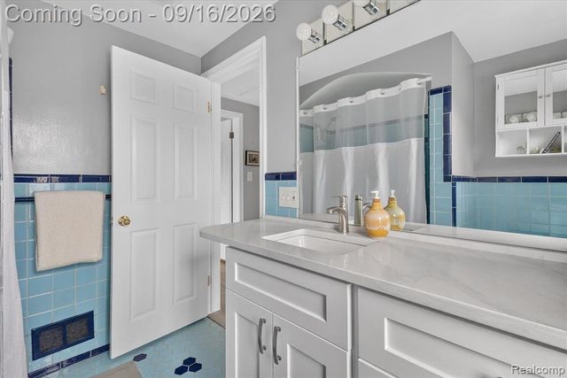 1037 W Selfridge Boulevard, Clawson, MI 48017