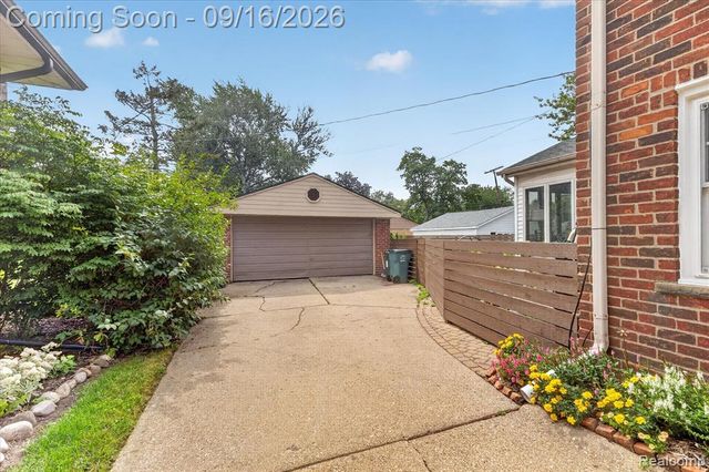 1037 W Selfridge Boulevard, Clawson, MI 48017