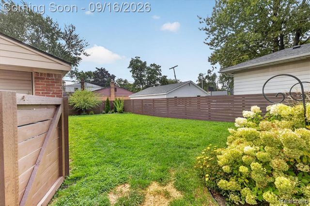 1037 W Selfridge Boulevard, Clawson, MI 48017