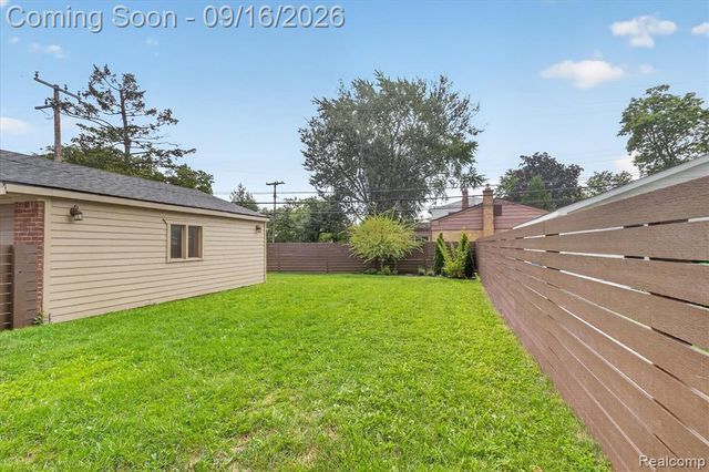 1037 W Selfridge Boulevard, Clawson, MI 48017