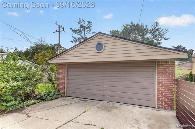 1037 W Selfridge Boulevard, Clawson, MI 48017